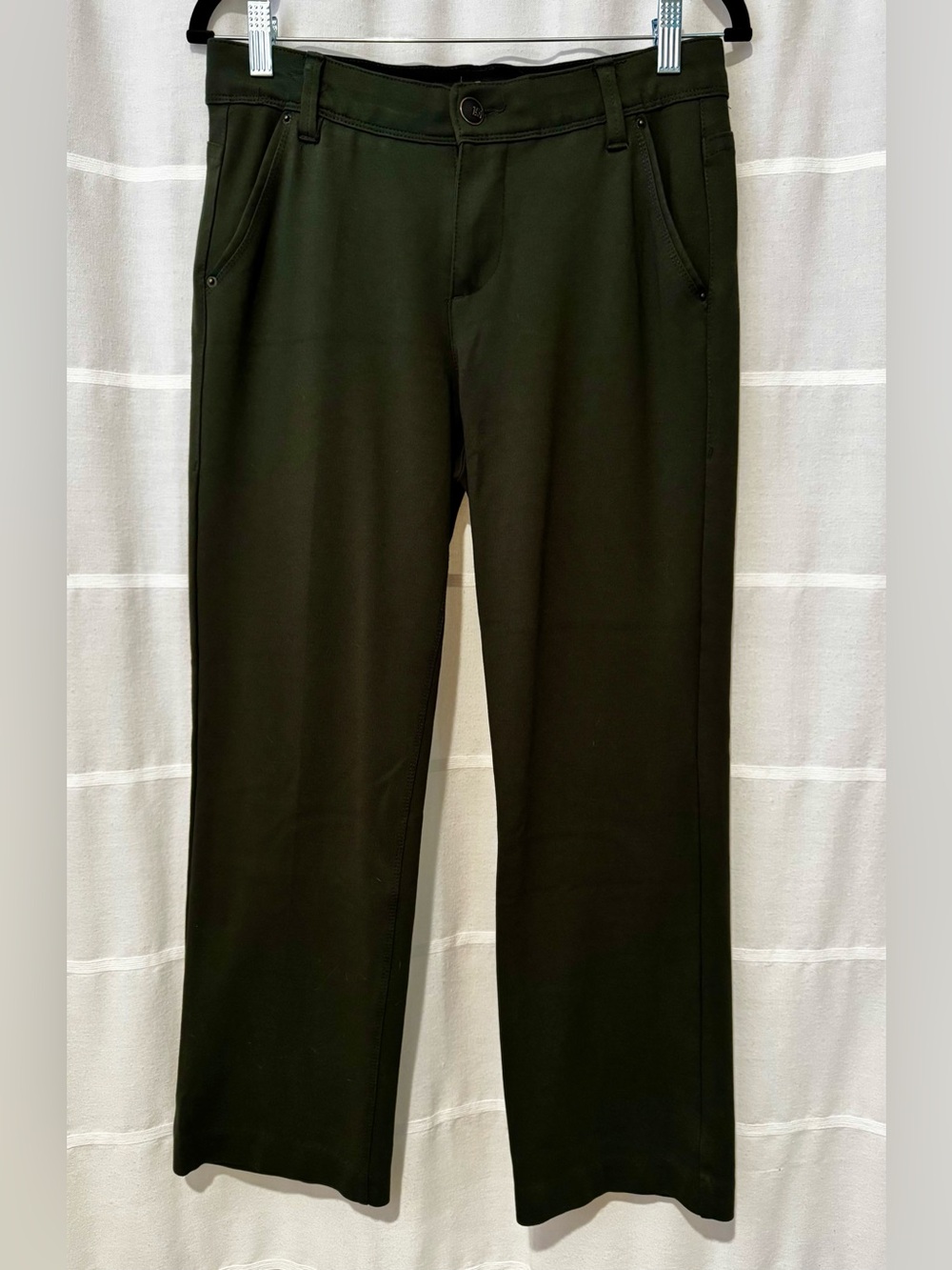 One 5 One Women's Cropped Straight-Leg Pants in Olive Green